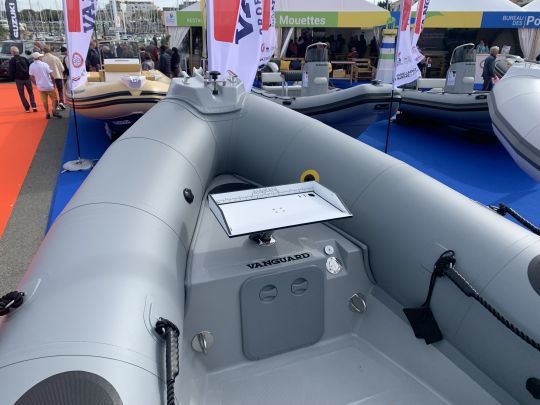 Une seconde table de découpe sur la plage avant