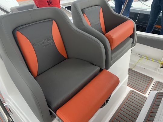 Les deux confortables fauteuils du poste de pilotage