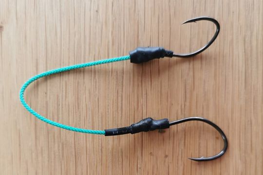 Assist hook pour la pêche à la mer avec des jigs