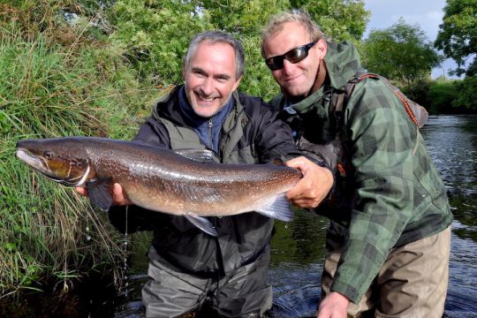 Geoffray, Franck Hiribarne et un très gros saumon atlantique