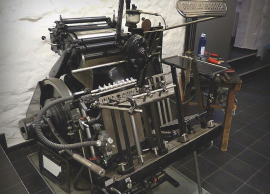 Machine typographique connue sous le nom de "petite Reine" dans le milieu