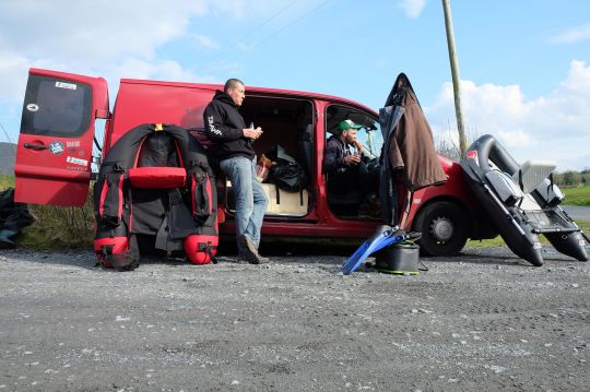 Road trip entre amis, les float-tubes dans le coffre. La simplicité, une valeur chère à Etienne.