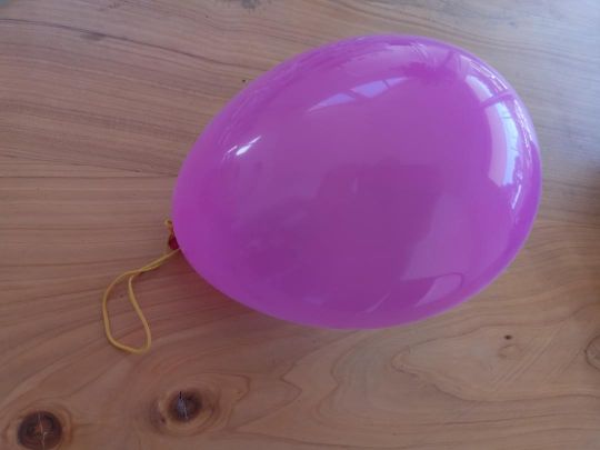 Un ballon de baudruche d'une couleur bien visible fait office de flotteur.