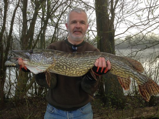 Dans les plans d'eau de taille petite ou moyenne, la pêche aux bigbaits n'est pas toujours la meilleure approche...