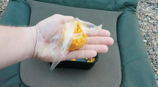 Carpe : comment remplir un sac soluble de maïs doux, esche non