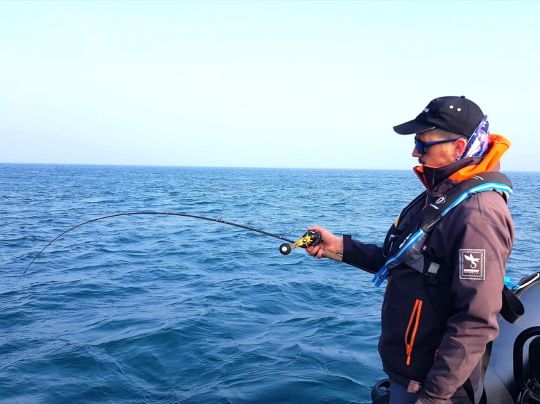 Pêche en mer : Comment choisir sa canne pour la verticale ?