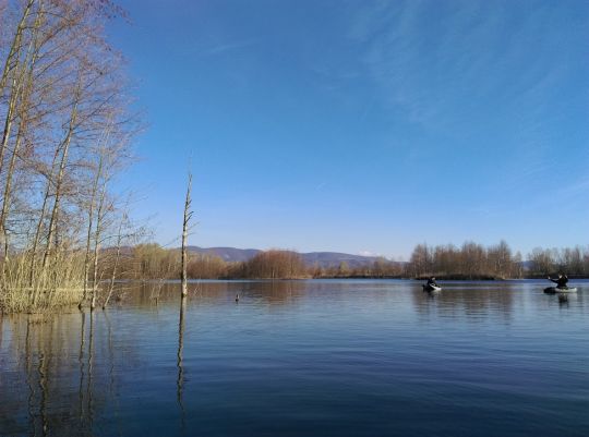 Gravière, grand lac ou rivière, les pointes sont toujours de bons spots pour pêcher au jerkbait.