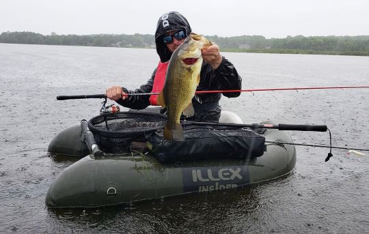 Le float-tube illex insider 150 lors d'une session sur un lac Québécois