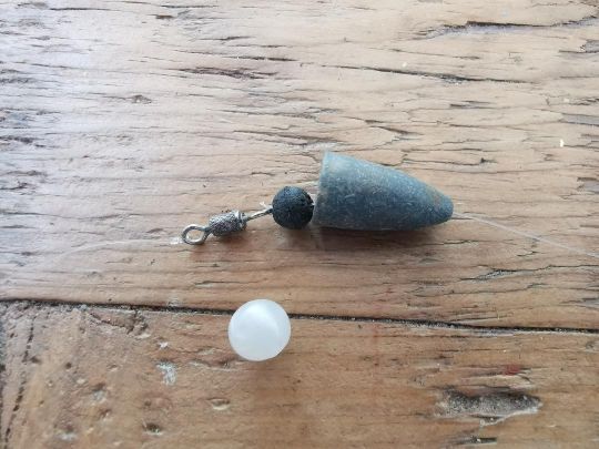 En periode d'ouverture de la pêche des carnassiers, vous pouvez remplacer votre perle molle par une dure et voyante pour attiser la curiosité des carnassiers.