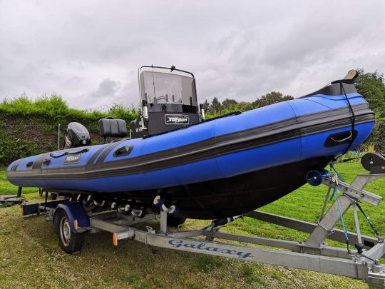 Sa carène profilée lui permet de glisser sur l'eau et de bien fendre les vagues.