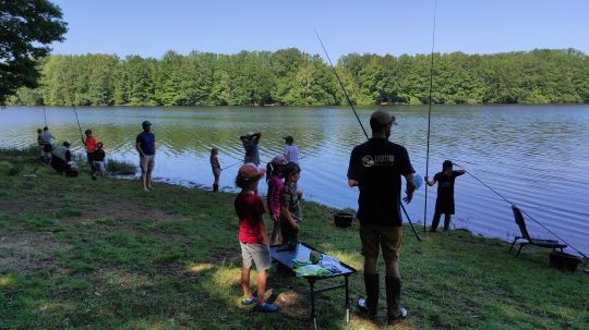 2 Moniteurs Guides de Pêche sont disponibles durant l'été pour initier les plus jeunes (et moins jeunes !) à la pêche au coup.