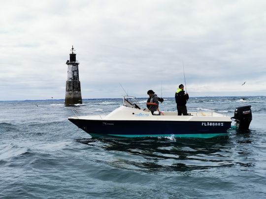 Si vous pêchez à plusieurs à bord, lancez dans différentes directions afin de proposer au poisson un leurre vu sous un autre angle.