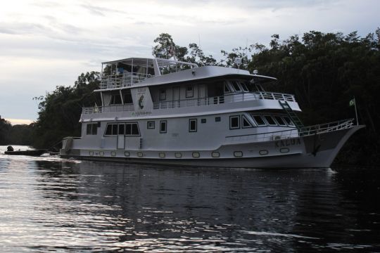 Le Kalua, un "barco hotel" spécialisé dans la pêche du peacock bass.