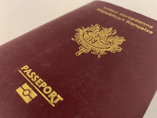 Le passeport Français et une AVE suffisent pour rentrer au Canada.