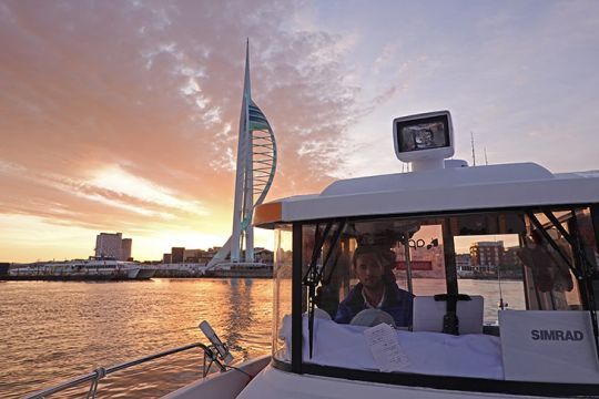 La marine Gunwhark Quays et la Spinnaker Tower en toile de fond