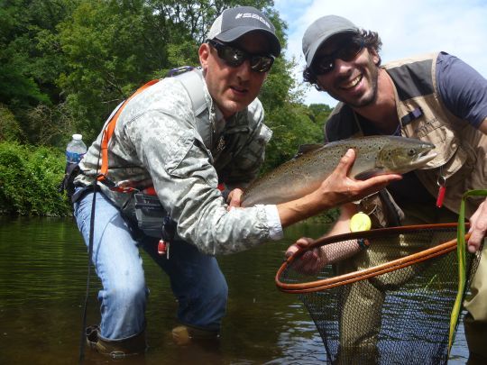 Prendre un saumon à la mouche est toujours un grand moment dans la vie d'un pêcheur