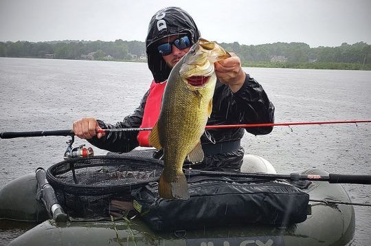 La pluie est un moment à ne pas rater pour pêcher le black-bass.