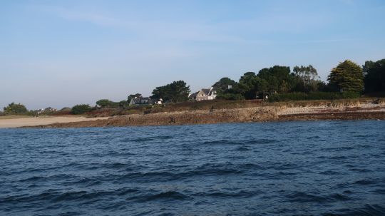 Poste intéressant sur fait de la mixité des milieux. Pointe rocheuse aux abords d'une plage. Petite baie (à gauche) sont autant de postes à prospecter