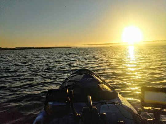 Profiter du soleil pour une sortie pêche en kayak