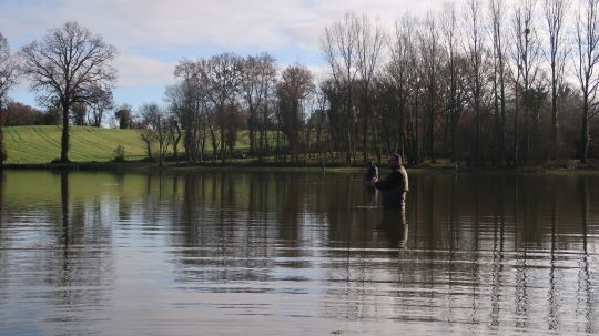 La pêche en wadding est possible sur deux secteurs du lac