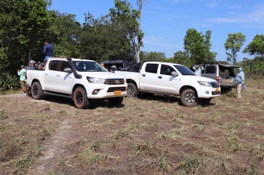 Transfert du matériel entre les 4x4 et les bateaux.