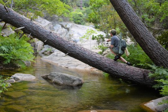 La pêche de la truite offre parfois des positions bien délicate à gérer pour lancer!