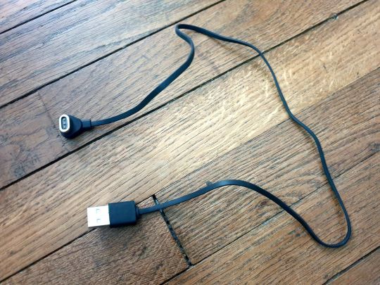Câble de recharge aimanté et USB.