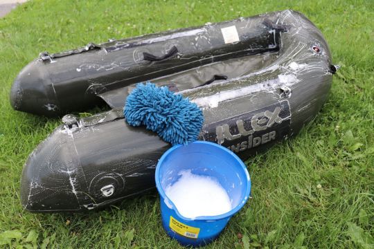 Laver son float-tube évite les dégradations et les contaminations.
