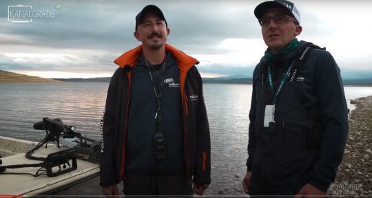 Stéphane et Tony pêche ensemble depuis maintenant et prennent beaucoup de plaisir au bord de l'eau. Cet état d'esprit est communicatif à l'image !