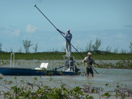 La pêche du bonefish se pratique aussi en bateau lorsque les fonds sont trop mou pour y marcher mais aussi couvrir du terrain