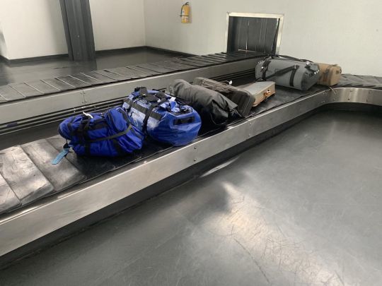 Un bagage de taille standard facilite le passage à l'aéroport.
