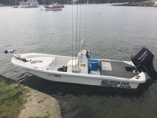 Le Carolina Skiff est un bateau parfaitement adapté à la recherche du bar à la mouche