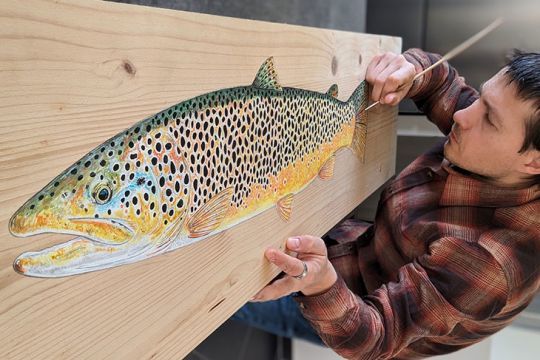 Romain à l'oeuvre avec une grande peinture de truite