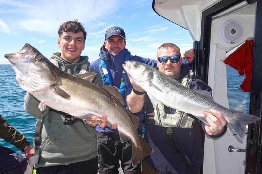 Deux magnifiques poissons pris sur la même dérive au large de la Normandie