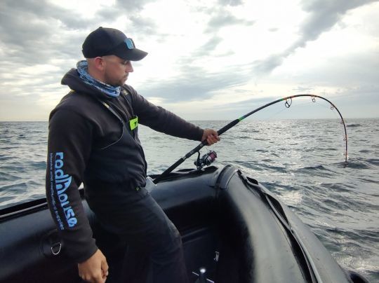 Face aux poissons de taille plus modeste, en dessous de 100 kilos, j'ose employer un moulinet en taille 14000.