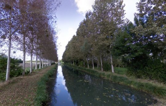 Le canal du Berry à Marmagne.