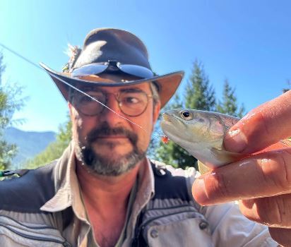 L'auteur, passionné de pêche de la truite à la mouche