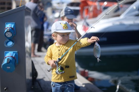 La pêche dans les ports est idéale pour les petits et grands lorsqu'elle est autorisée