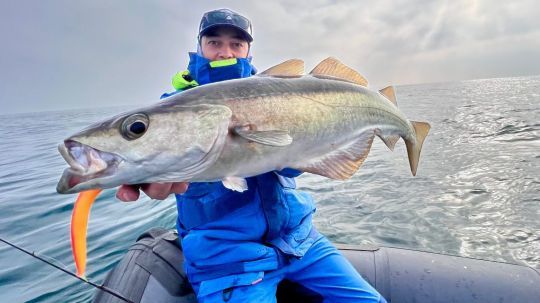 L'utilisation du mode grand-angle, permet de réaliser de jolies photos mettant en valeur le poisson et le pêcheur.