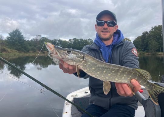 Un premier brochet pour lancer la session pris sur une mouche naturelle