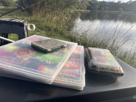 Un large choix de mouches et de soies permet d'utiliser différentes techniques et de changer rapidement pour s'adapter aux conditions