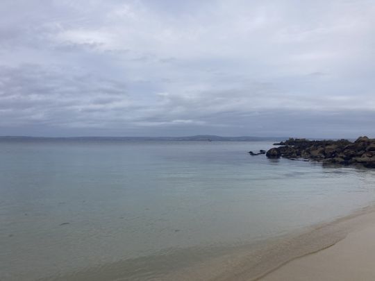 Chaque plage est unique et se pêche différemment. Ici une petite pointe rocheuse qui attire les poissons