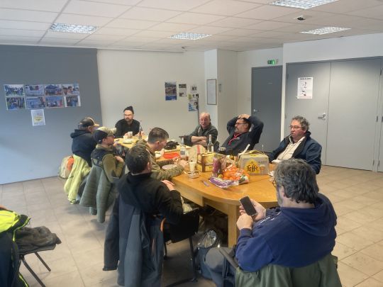 Petite pause déjeuner en compagnie des membres des Clubs mouches. Un moment conviviale et de partage