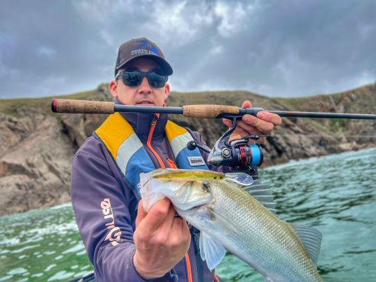 L'intérêt de pêcher au poisson nageur est de pouvoir couvrir une large zone rapidement. Les bars actifs ne tarderont pas à se manifester.