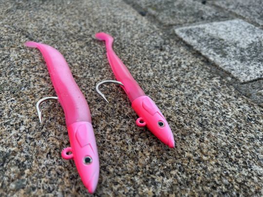 Le Crazy Sand Eel et le Crazy Paddle Tail en coloris rose sont des leurres très efficaces pour le bar, mais aussi pour toutes les espèces d'une manière générale.