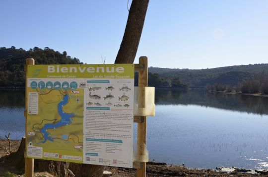 Un joli lac artificiel pour la pêche