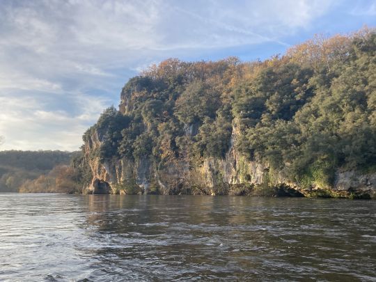 La Dordogne roule ses eaux dans une vallée aux paysages magnifiques, surtout à l'automne avec les couleurs ocres et rouille