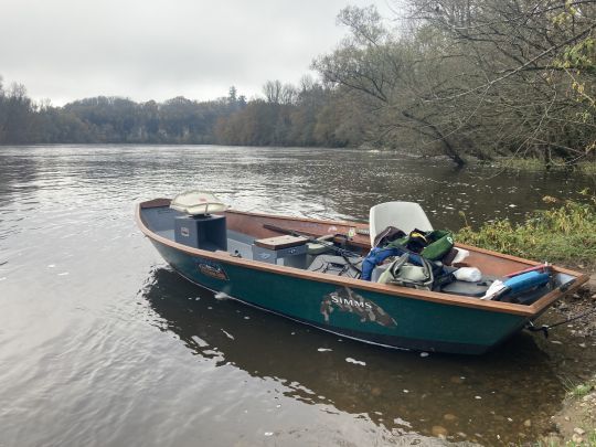 Le "drift boat" de Matthias pour rechercher le brochet en dérive sur la Dordogne est très bien adapté à cette pêche. ll maitrise parfaitement cette embarcation légère très maniable. 