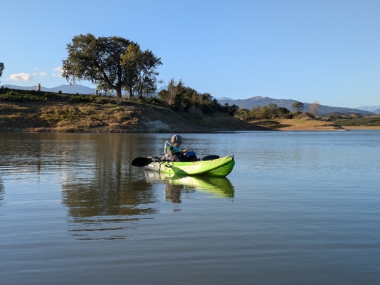 Les kayaks classiques à pagaie reste efficace et accessibles pour bien apprendre