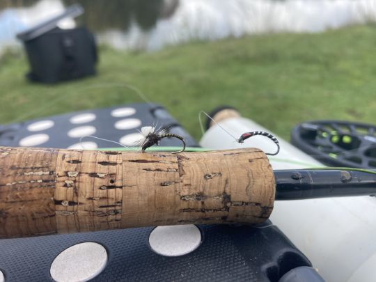 Un train de mouche permet de présenter plusieurs modèles et de pêcher à différentes hauteurs d'eau